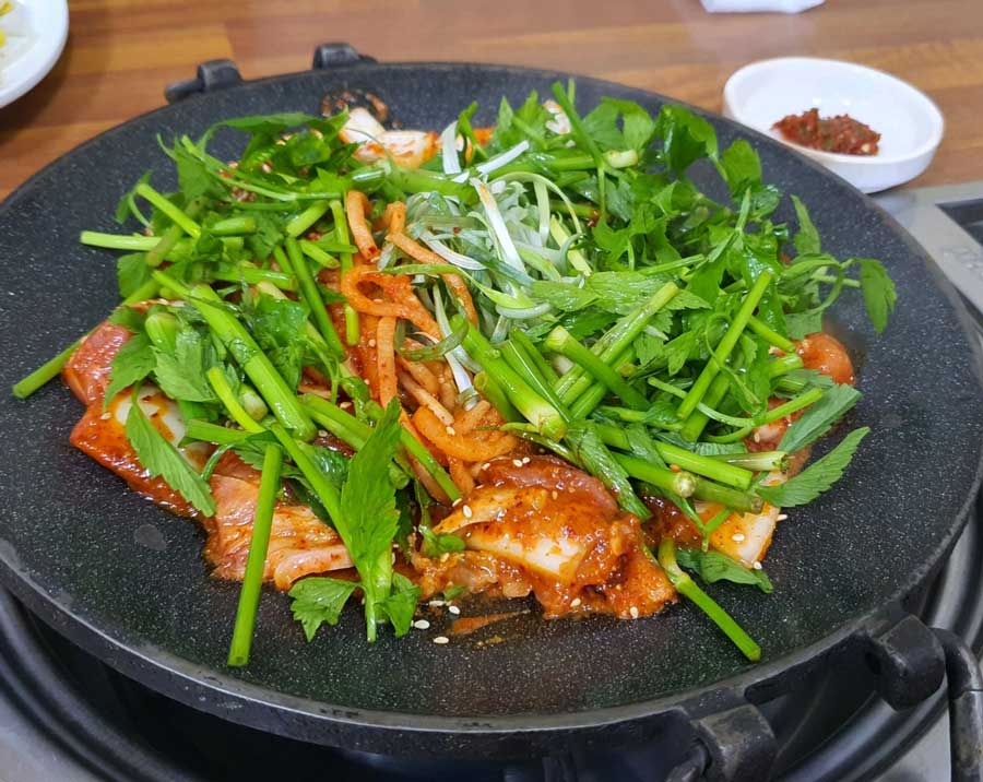 제주도-맛집-성산흑돼지두루치기-몸국-후기-3.jpg