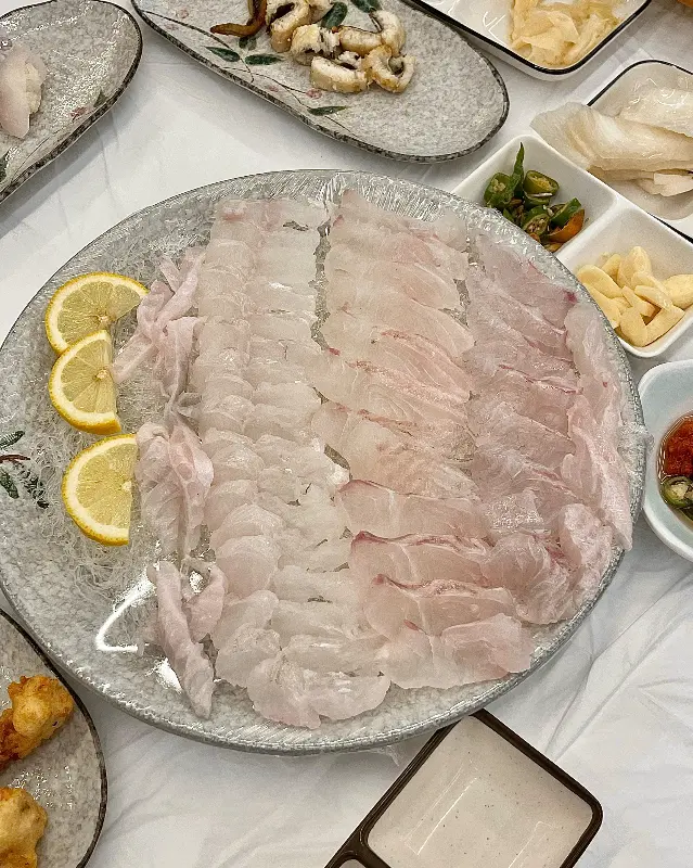 두툼하게 썰린 회