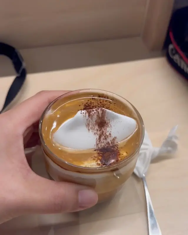 크림이 얹어진 커피