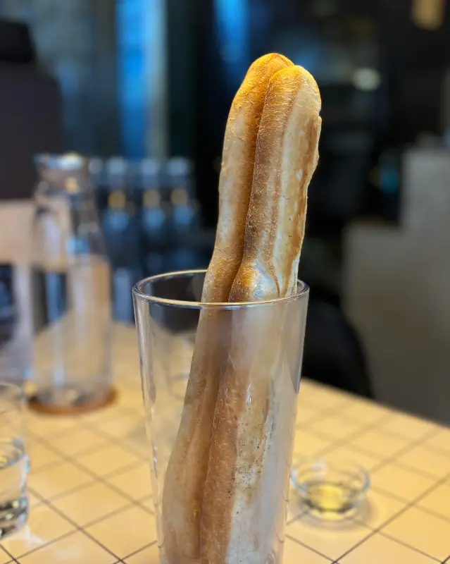 유리 컵에 담겨 나온 기다란 식전빵