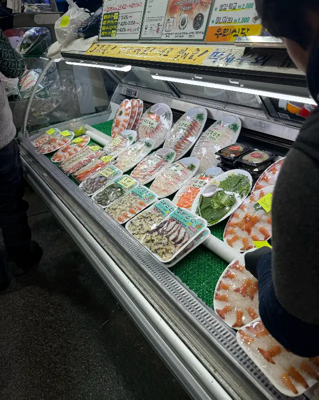 포장 손님을 기다리는 해산물