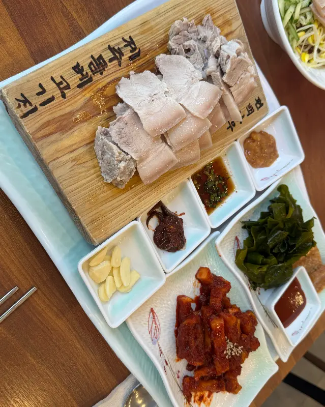 나무 도마 위에 가지런히 놓인 돔베고기 한 상차림