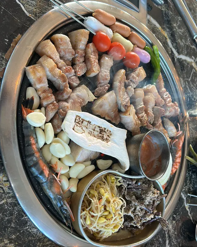 불판 위에서 익어가는 흑돼지