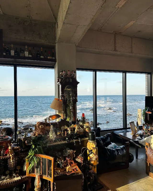 앤티크한 소품들로 가득 찬 바 내부