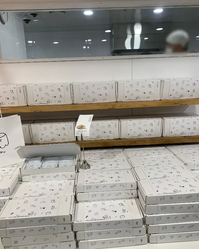 선물용으로 가득 쌓여있는 푸딩 포장