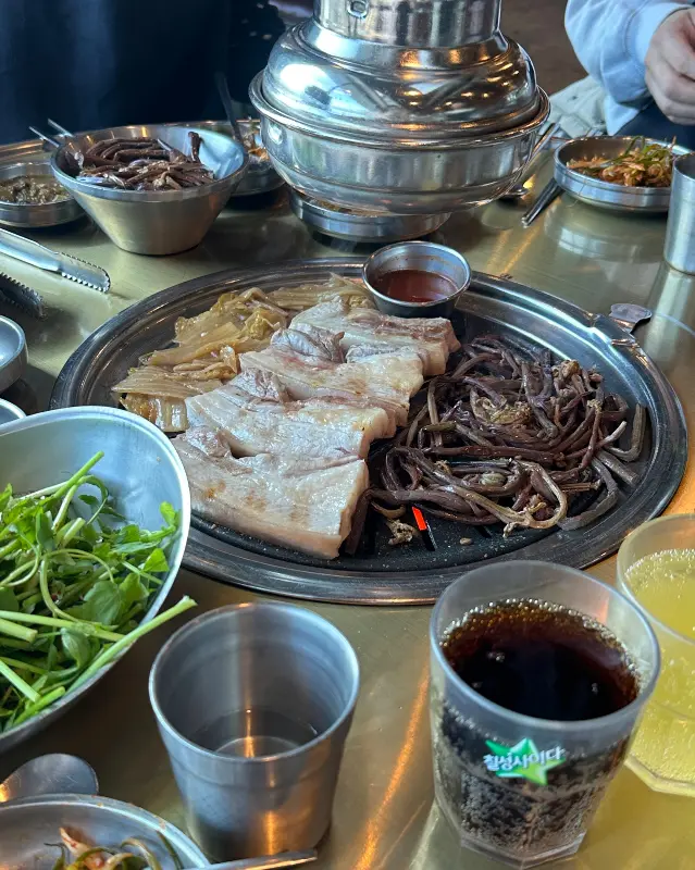 고사리, 묵은지 등 흑돼지와 완벽한 조화를 이루는 곁들임 메뉴