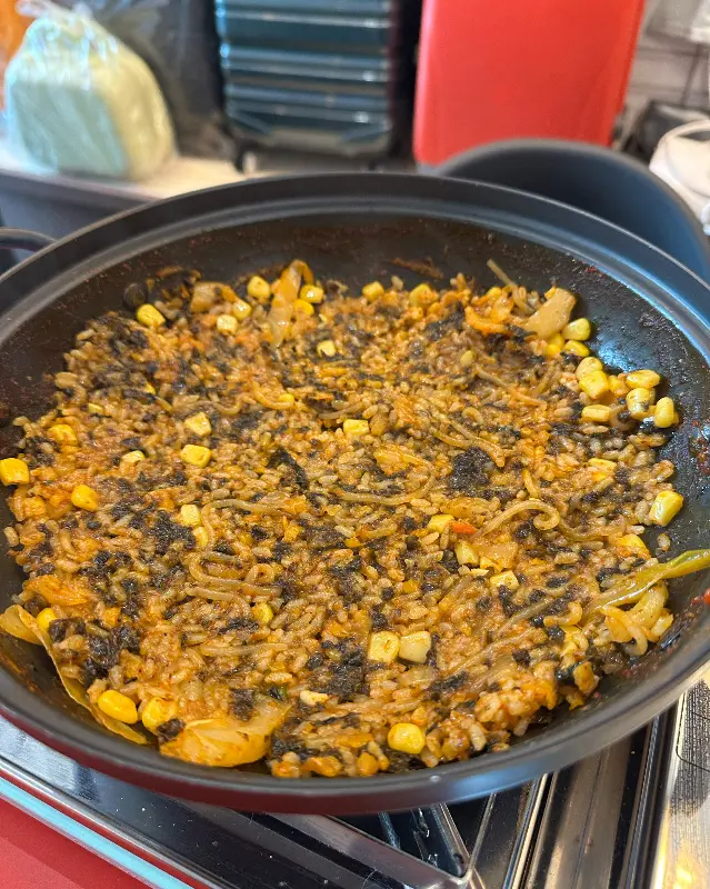 매콤한 떡볶이 양념에 볶아먹는 환상의 볶음밥