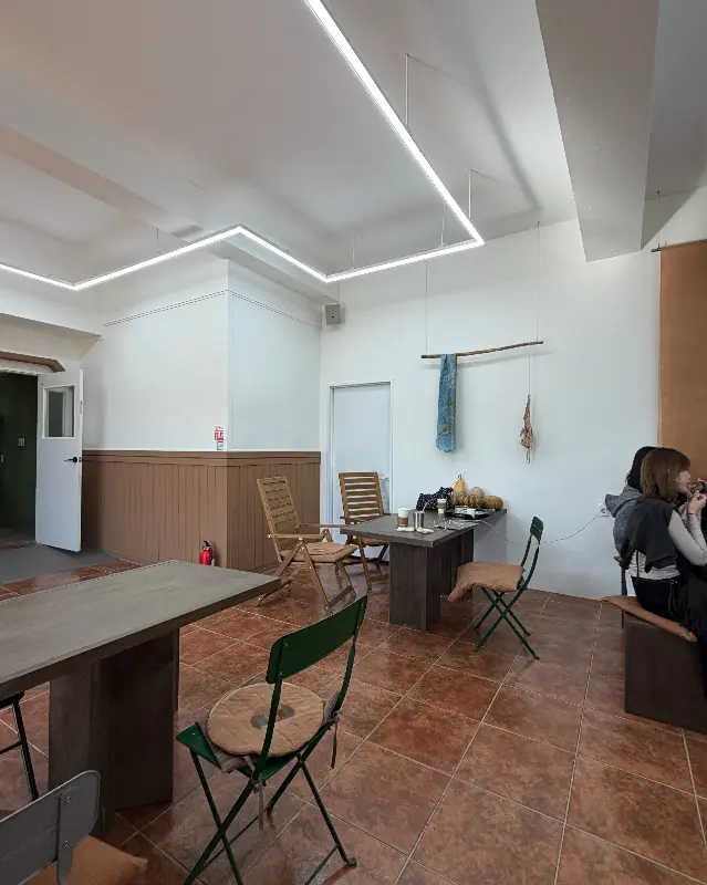 소색채본 야외 테이블