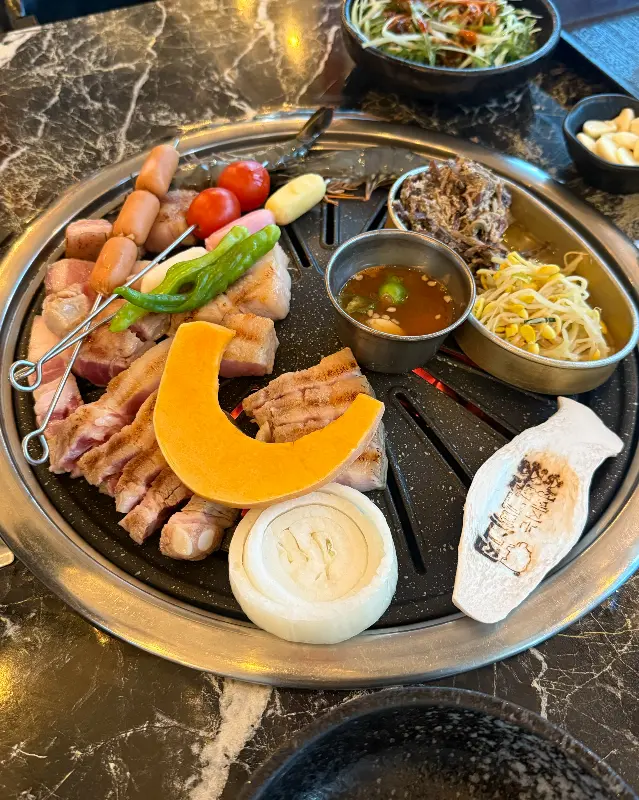 불판 위에서 맛있는 향기를 뽐내는 흑돼지