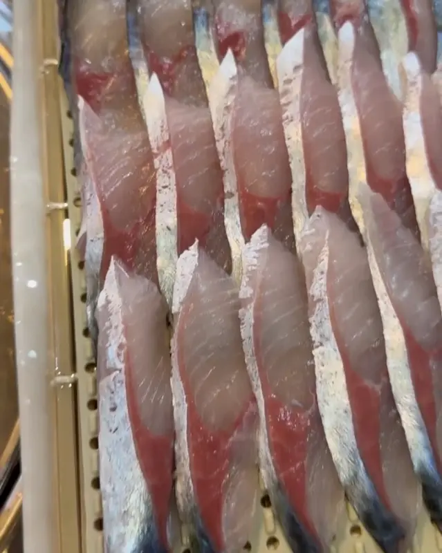 윤기가 흐르는 고등어회