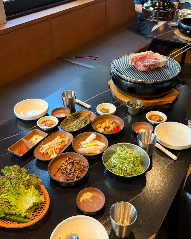 한상 가득 차려진 흑돼지