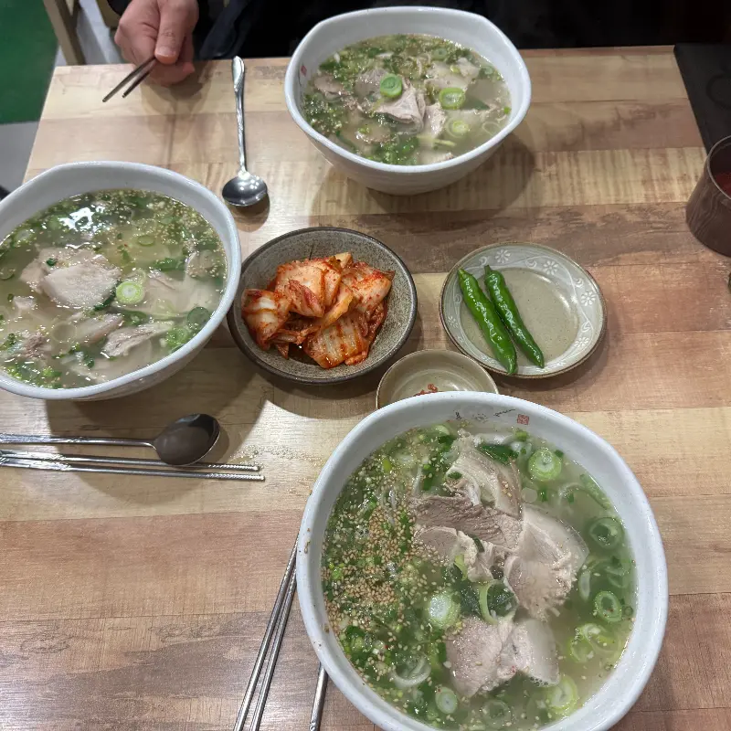 푸짐한 양을 자랑하는 올래국수의 고기국수 한 상