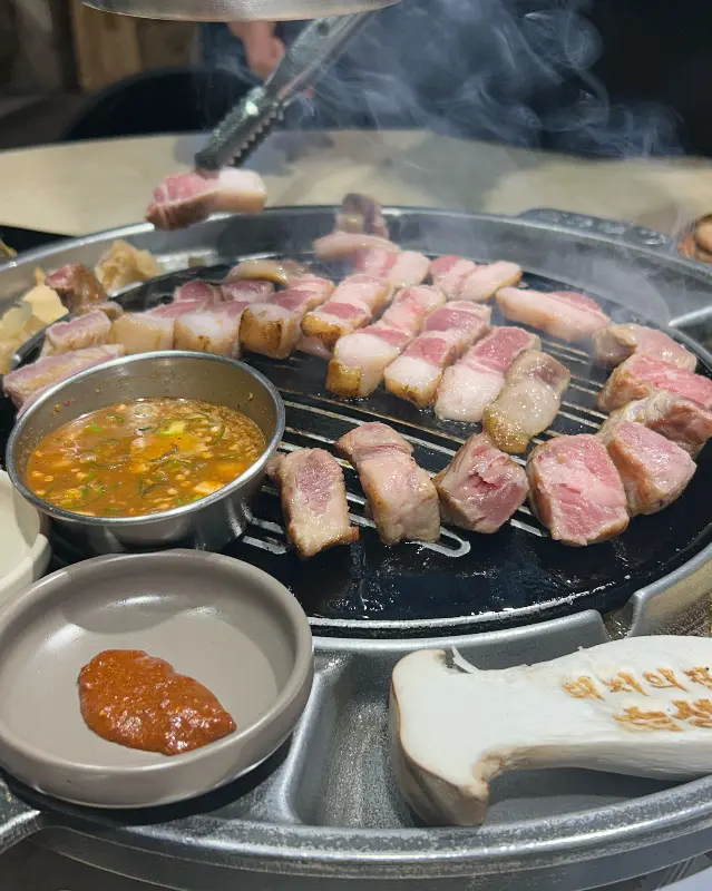 숯불 위에서 익어가는 고기