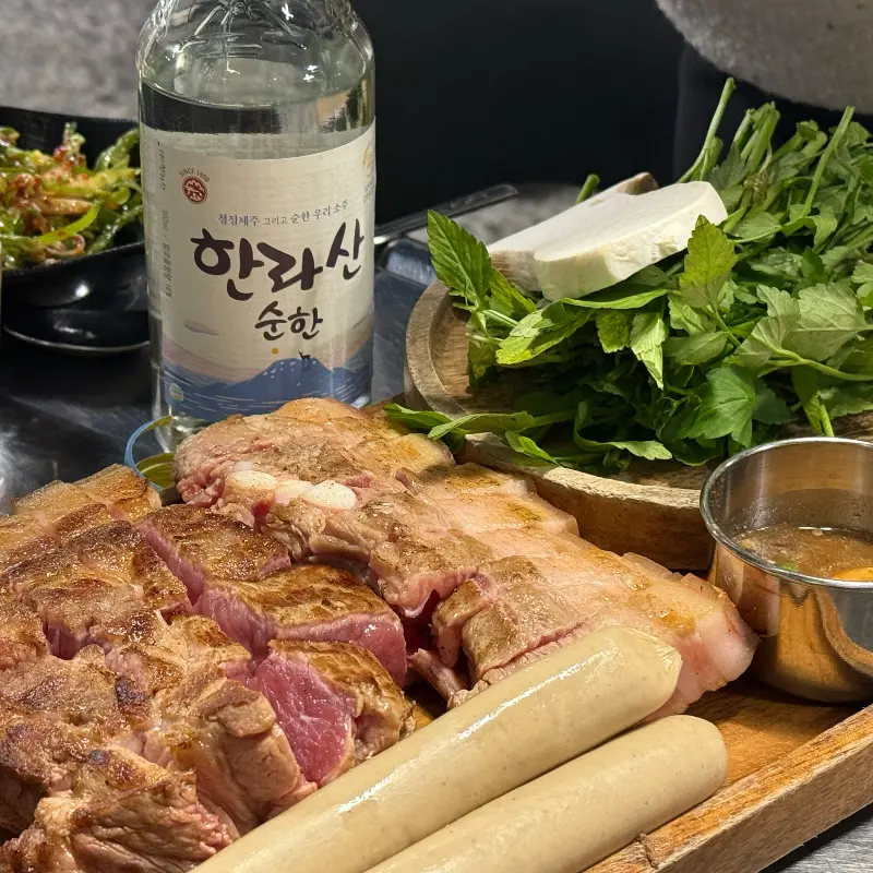 흑돼지와 함께 곁들이는 한라산 소주