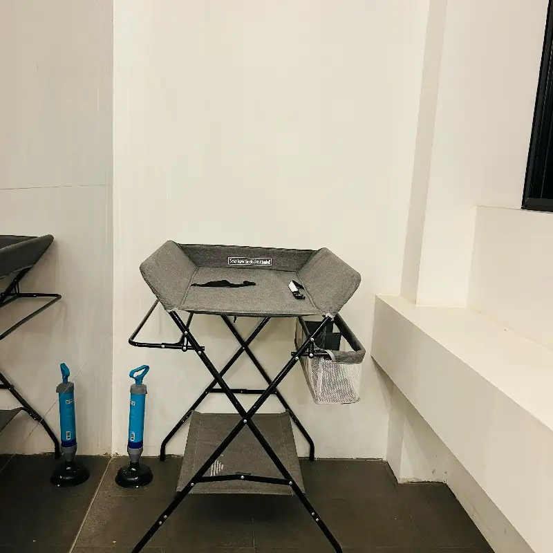 깔끔하게 정돈된 기저귀 교환대