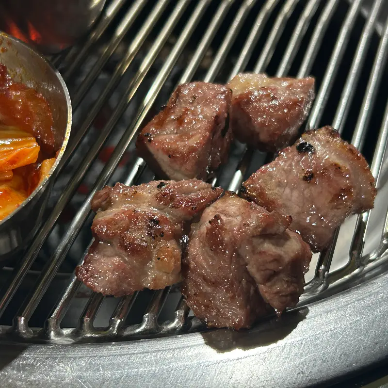 육계절에서 맛있는 식사를 즐기는 사람들의 모습