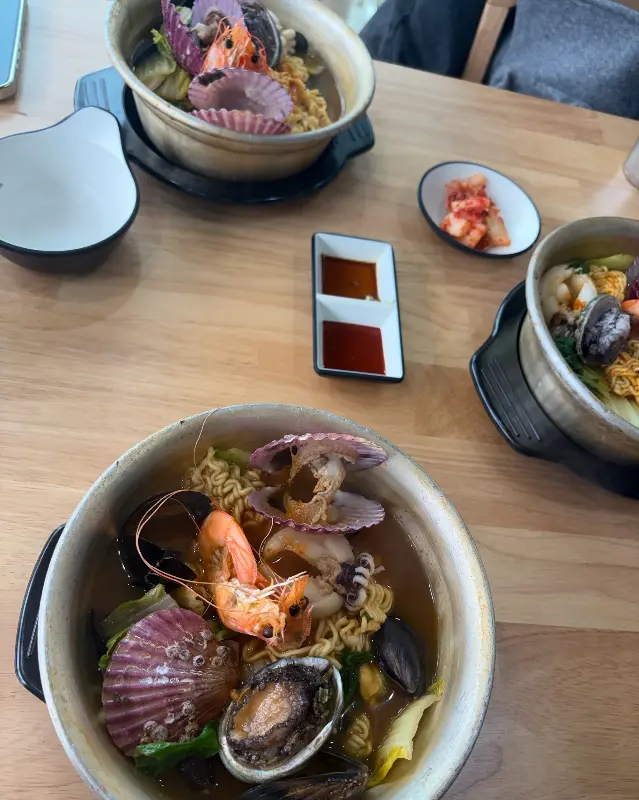 해물라면과 도시락 세트