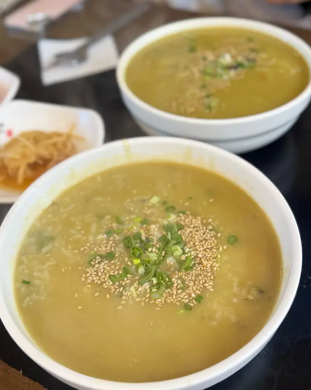 두 그릇의 보말칼국수