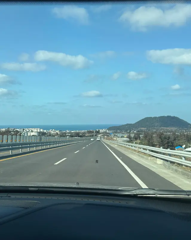 제주 해안도로를 달리는 자동차 안에서 찍은 사진