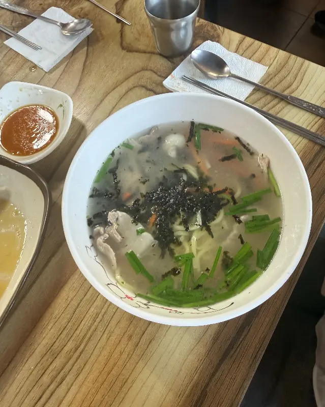 테이블 위에 놓인 고기국수