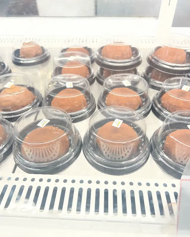 쇼케이스에 진열된 두바이 쫀득 쿠키