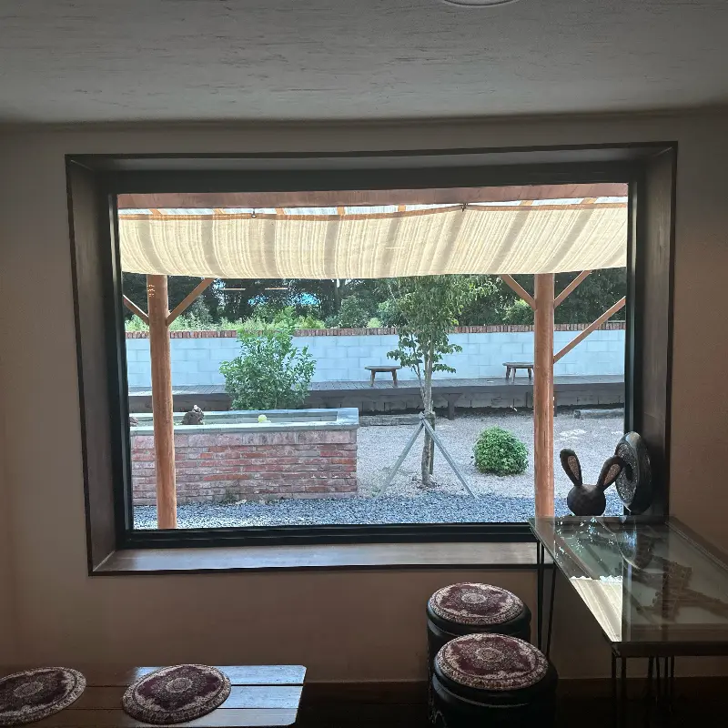 창밖으로 보이는 정원의 모습