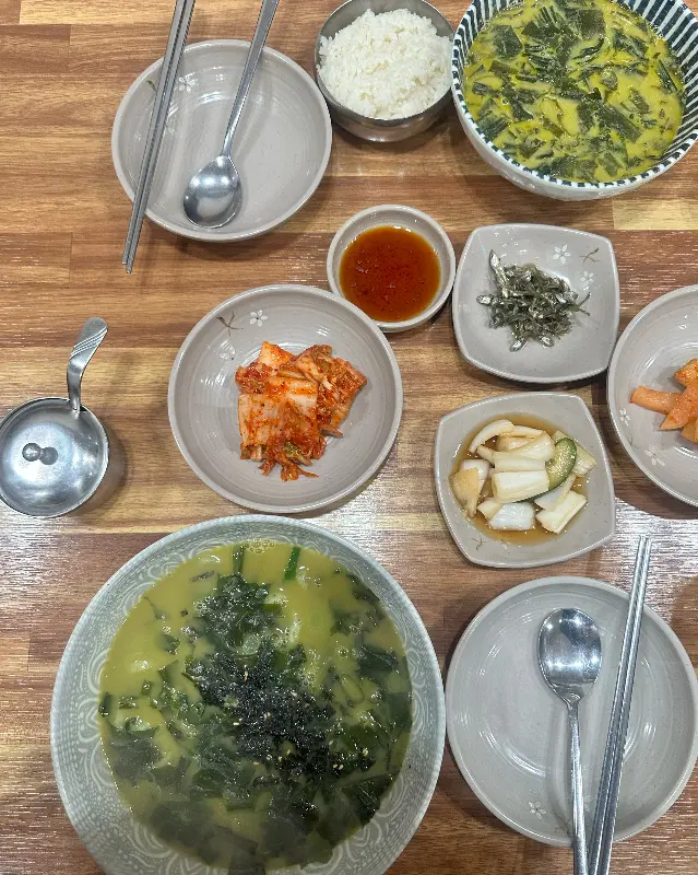 깔끔하게 차려진 테이블