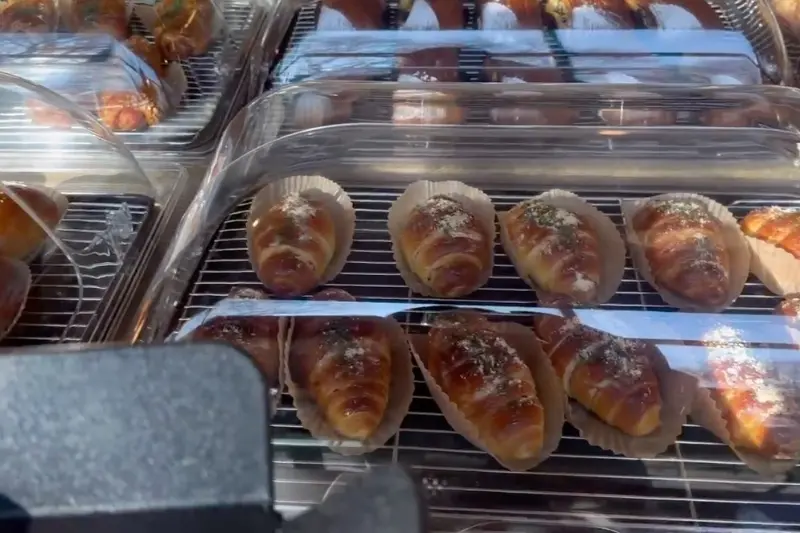 다양한 종류의 빵이 진열된 모습