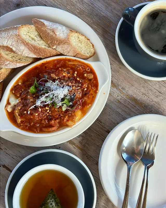 매콤한 에그인헬과 부드러운 당근 크림 스프