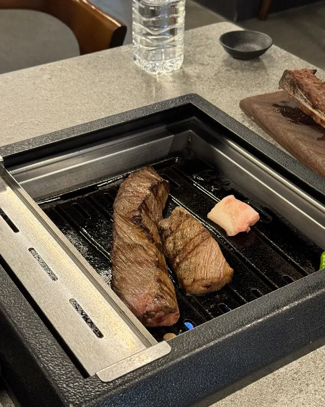 불판 위에 올려진 우대갈비