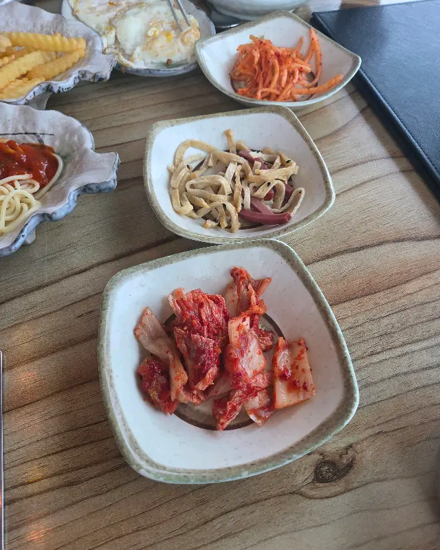 스파게티, 김치 등 다양한 밑반찬