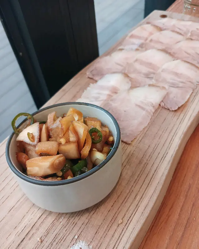 나무 도마 위에 가지런히 놓인 돔베고기의 모습