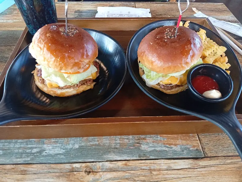 쟁반에 담겨 나오는 흑돼지 버거