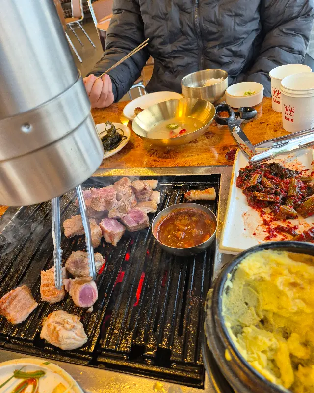 멜젓에 찍어 먹는 흑돼지