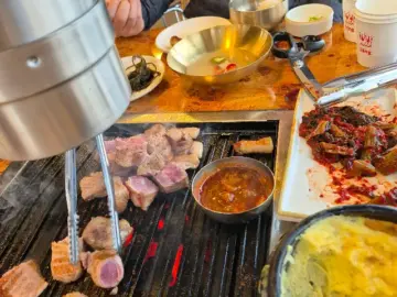 애월 바다를 품은 만월숯불, 제주 흑돼지 맛집의 새로운 기준을 제시하다