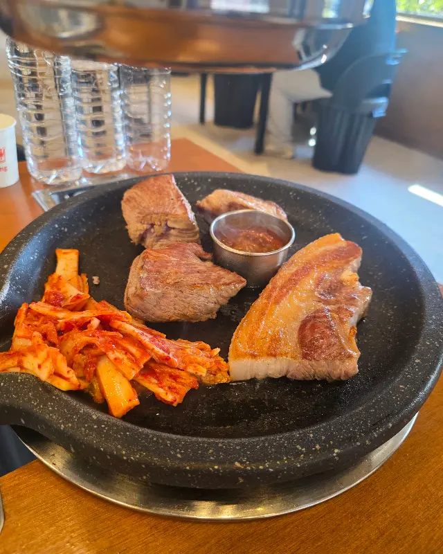 돌판 위에 구워지는 흑돼지