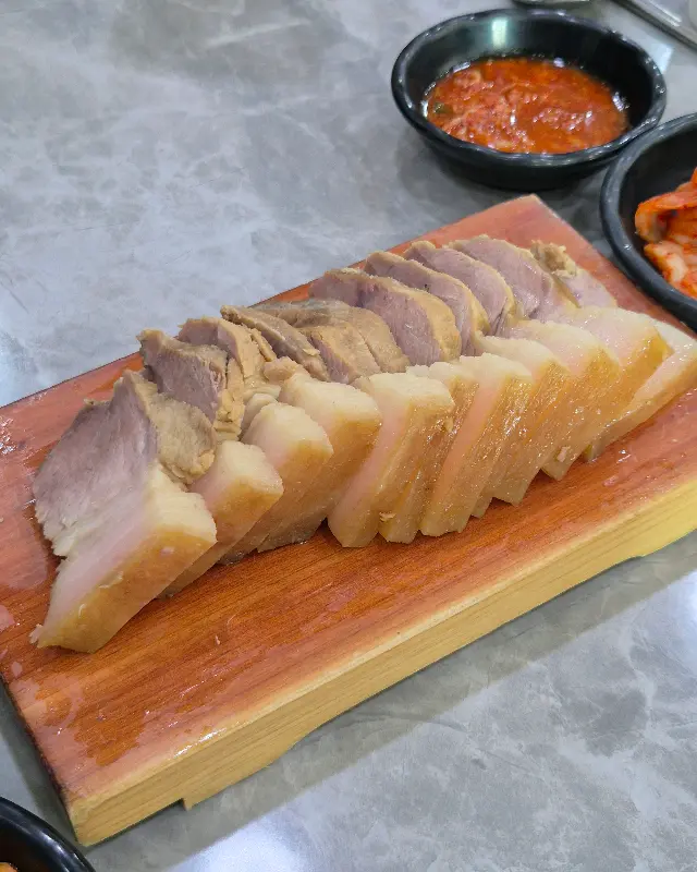 윤기가 좌르르 흐르는 돔베고기