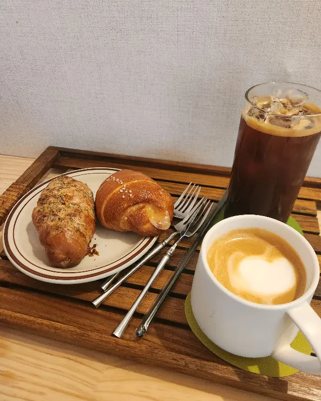 디저트와 커피가 함께 놓인 모습