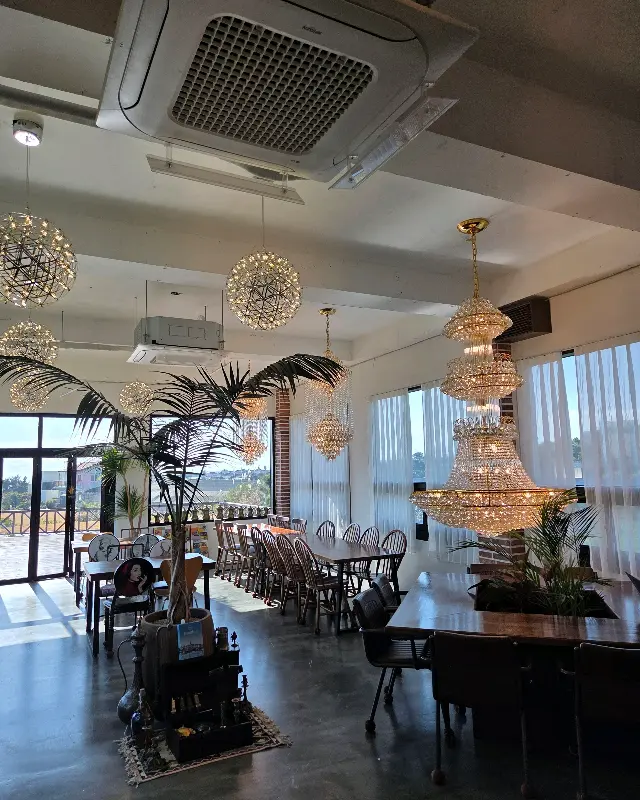 샹들리에가 빛나는 쉬어갓 내부