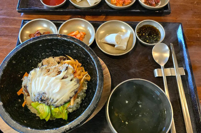 돌문어비빔밥의 푸짐한 양