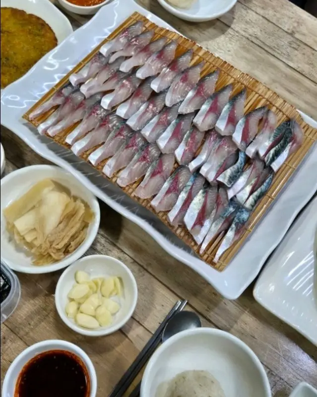 한 상 가득 차려진 고등어회 정식