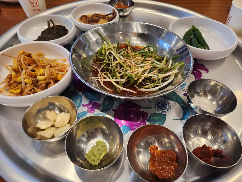 흑돼지와 함께 제공되는 다양한 곁들임