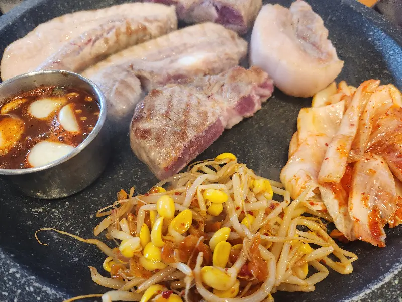 흑돼지 오겹살과 김치, 콩나물