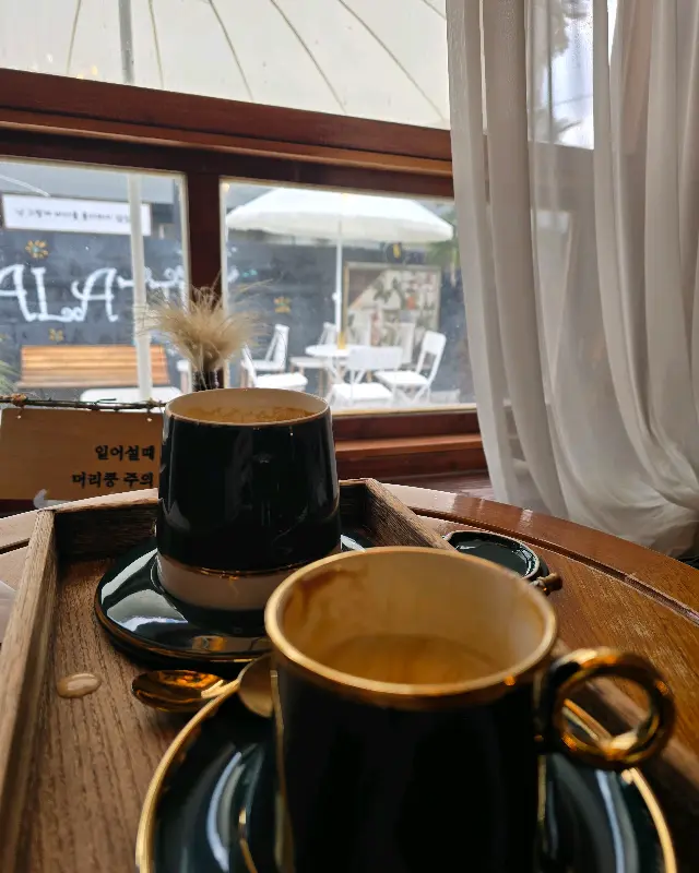 창밖 풍경을 바라보며 즐기는 커피 한 잔의 여유