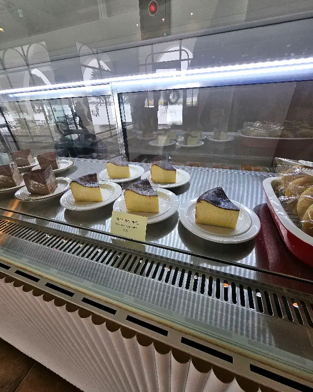 쇼케이스 안의 케이크들