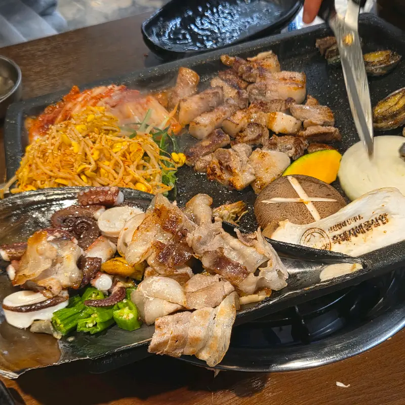 흑돼지 해물 삼합 구워지는 모습