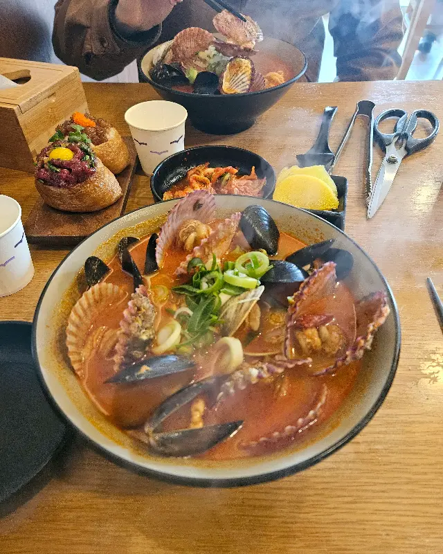 해물 가득 라면