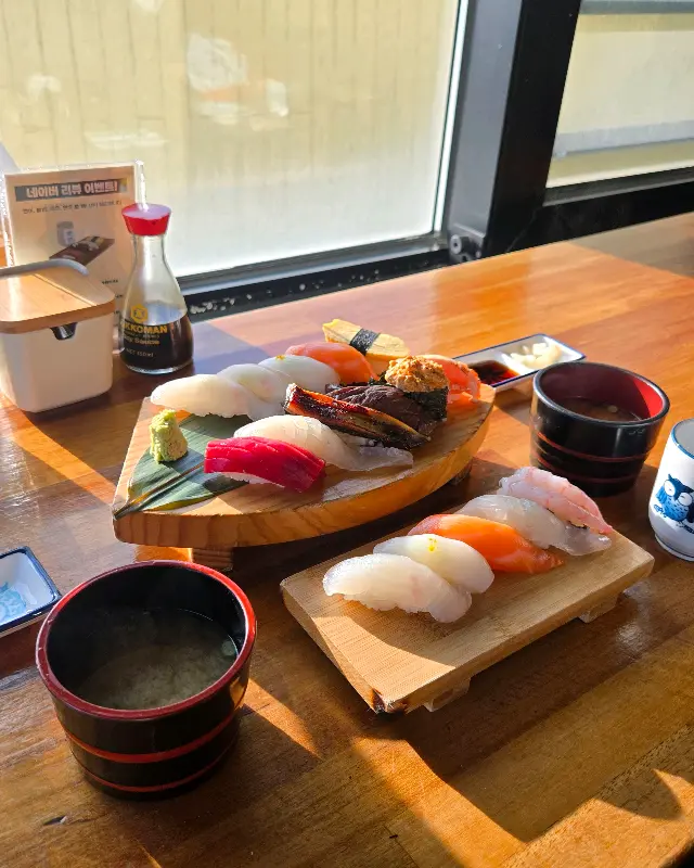 애월 바다를 배경으로 펼쳐지는 맛있는 초밥 한 상