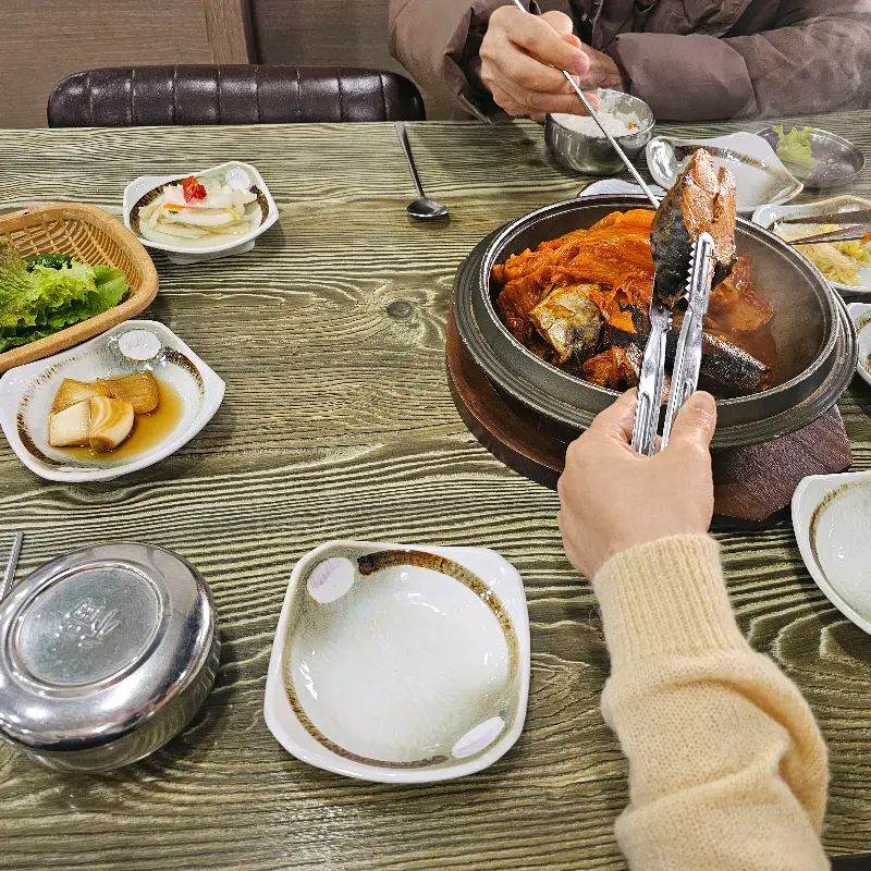 고등어 김치찜을 먹는 모습