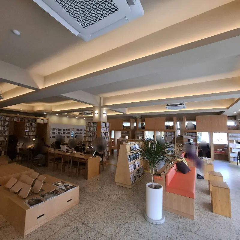 카페 휴일 내부 서가